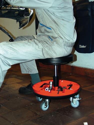 Höhenverstellbarer Werkstattrollhocker mit gepolsterter Sitzfläche und integrierter Werkzeugschale.
