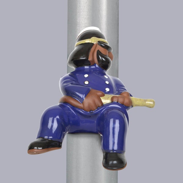 Regenrohrfigur Polizist aus Keramik mit blauer Uniform, sitzend an einem runden Rohr.