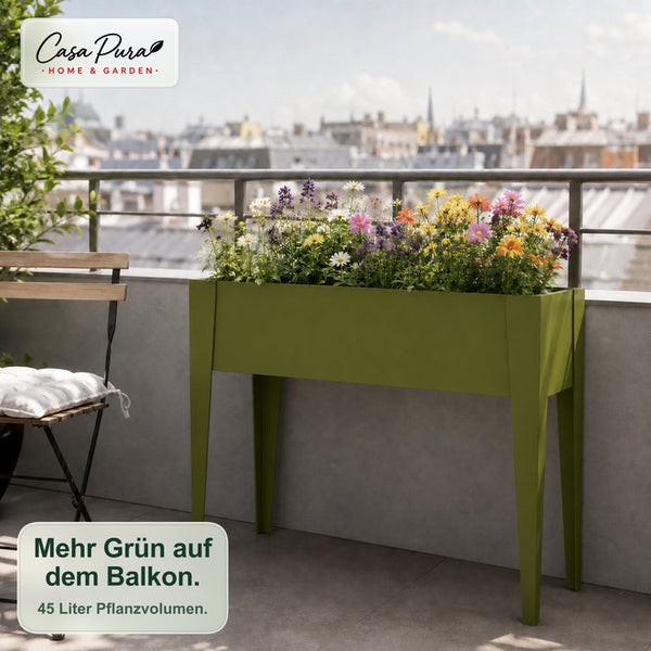 Grünes Hochbeet auf einem Balkon, bepflanzt mit bunten Blumen, mit einer Stadt im Hintergrund.