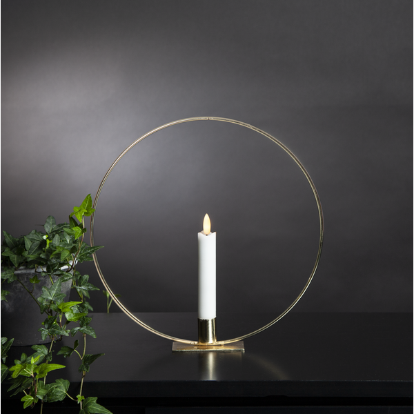 Dekorative LED-Kerze mit goldenem Ring und Topfpflanze