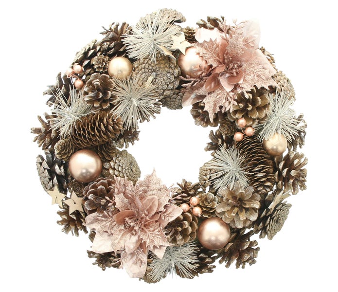 Dekorativer Weihnachtskranz geschmückt mit Tannenzapfen, Weihnachtskugeln, künstlichen Blüten und Sternen als weihnachtlicher Türschmuck.