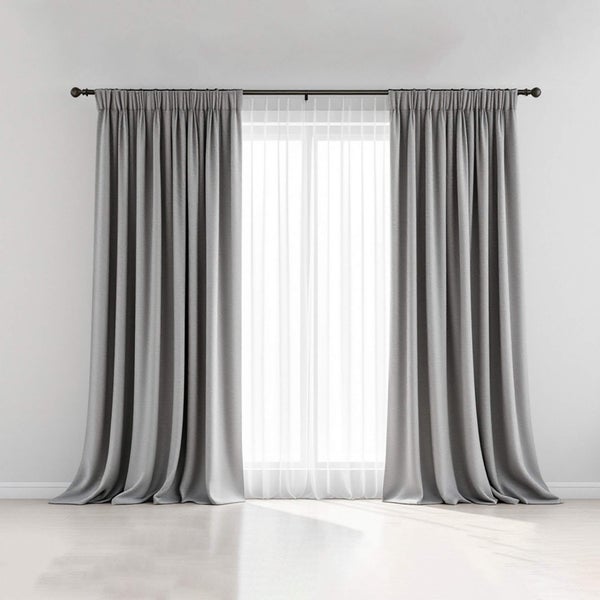 Gardinen vor einem Fenster mit Vorhangstange