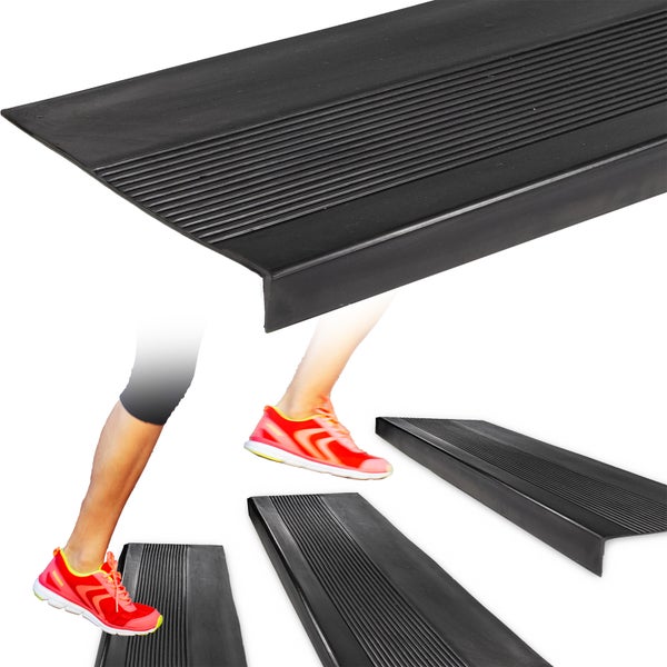 Treppenkantenprofil aus Kunststoff mit Rillen und einer Person, die darauf läuft