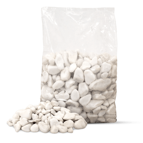 Weiße Zierkiesel in einem transparenten Sack sowie lose davor liegend.