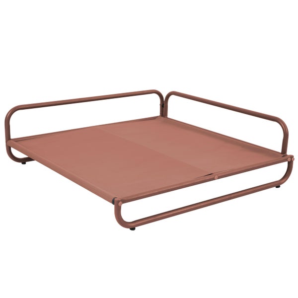 Erhöhtes Hundebett in Terracotta mit Metallgestell und Textilbespannung.