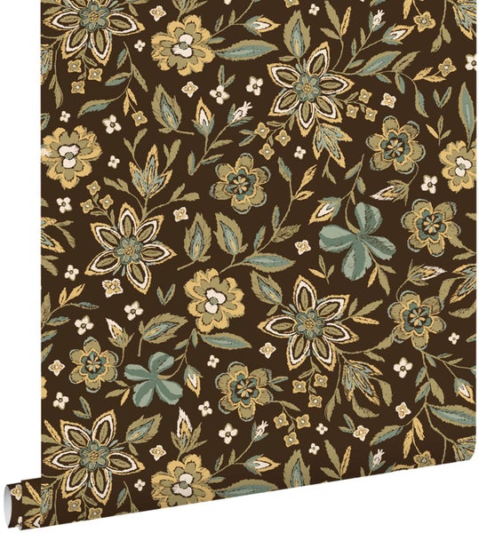 Tapete mit dekorativem Blumenmuster aus verschiedenen Blüten und Blättern.