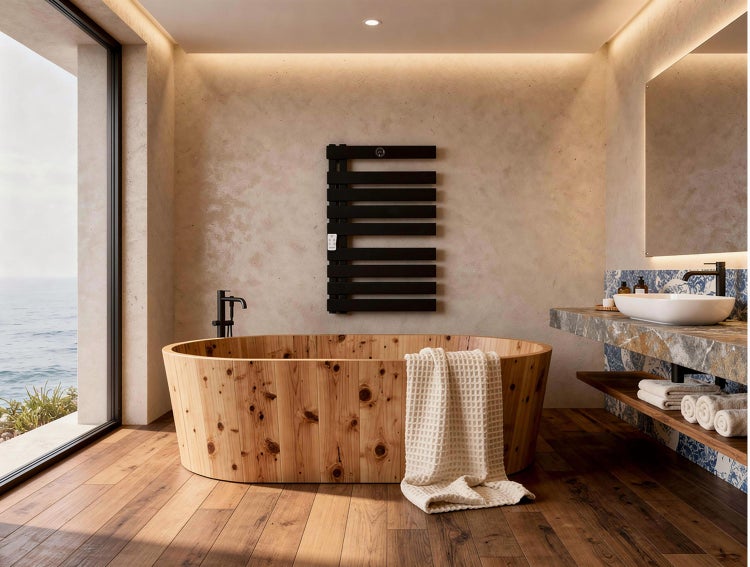 Helles Badezimmer mit Holzbadewanne, schwarzem Handtuchwärmer und Waschbecken auf Ablage