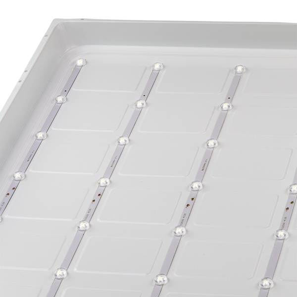 Detailansicht einer LED-Deckenleuchte mit integrierten Leuchtstoffröhren