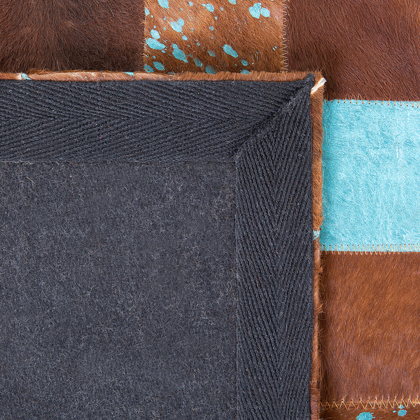 Detailansicht der Rückseite eines Patchwork Teppichs aus Fell mit Filzunterlage