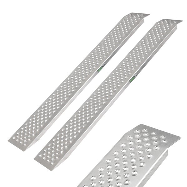 Zwei Trutzholm Auffahrrampen aus Aluminium mit rutschhemmender Lochung für Fahrzeuge und Maschinen.