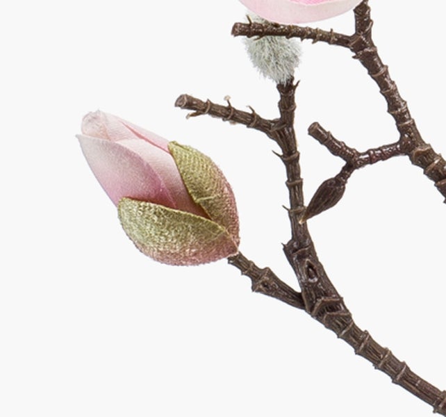 Künstlicher Mimosenzweig mit gelben Blüten und grünen Blättern.