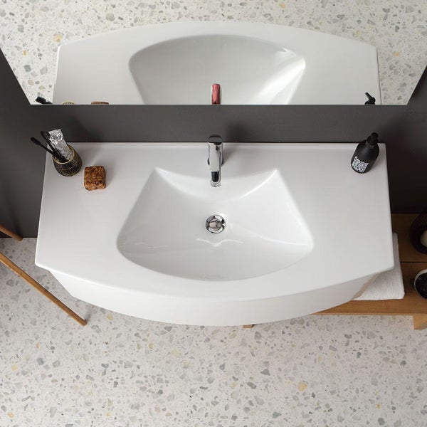 Aufsicht eines Waschbeckens mit Armatur und Spiegel im Badezimmer