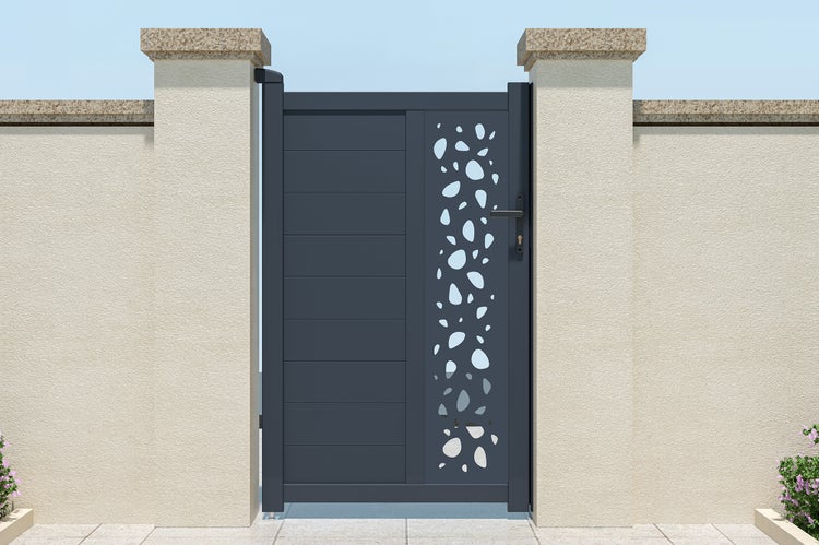 Modernes Gartentor aus Aluminium in Anthrazit mit organischem Ausschnittmuster, montiert zwischen zwei hellen Steinpfeilern.