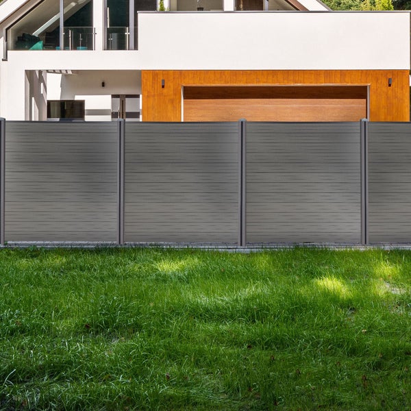Sichtschutzzaun aus Kunststoff vor einem modernen Wohnhaus
