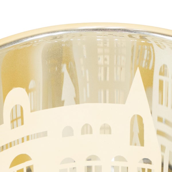 Detailansicht einer Windlichtdekoration mit Stadtsilhouette