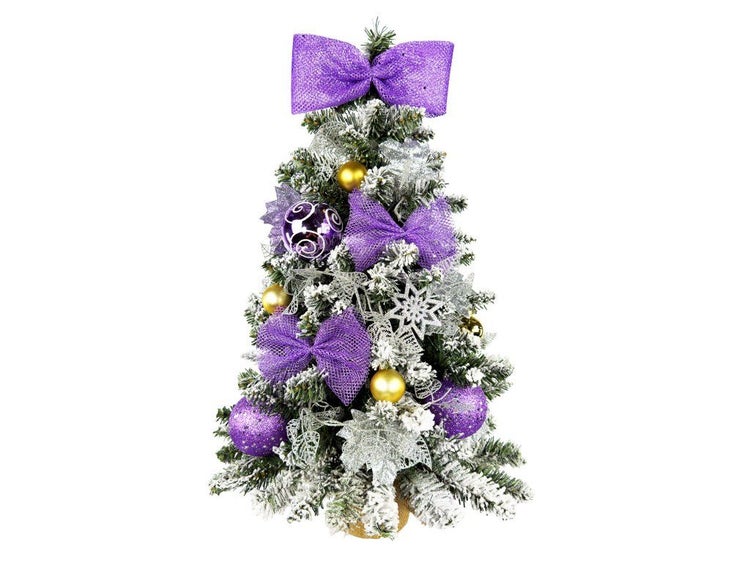 Künstlicher Weihnachtsbaum mit Schnee und Dekoration bestehend aus Schleifen und Kugeln