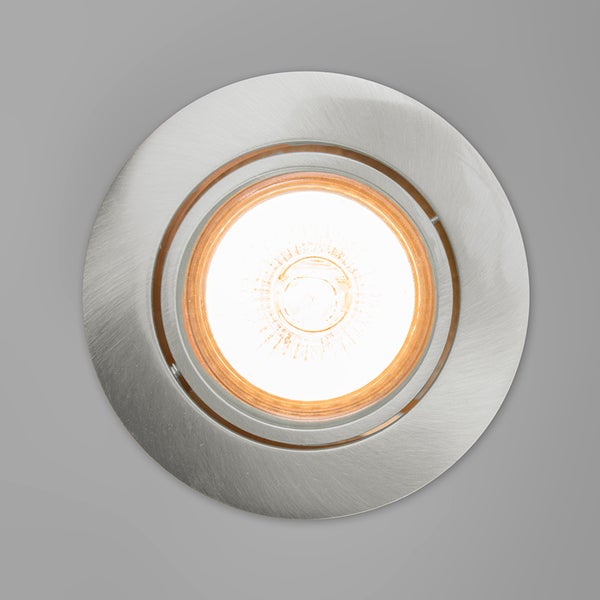 Runder LED-Einbaustrahler aus gebürstetem Metall mit eingeschaltetem Leuchtmittel.