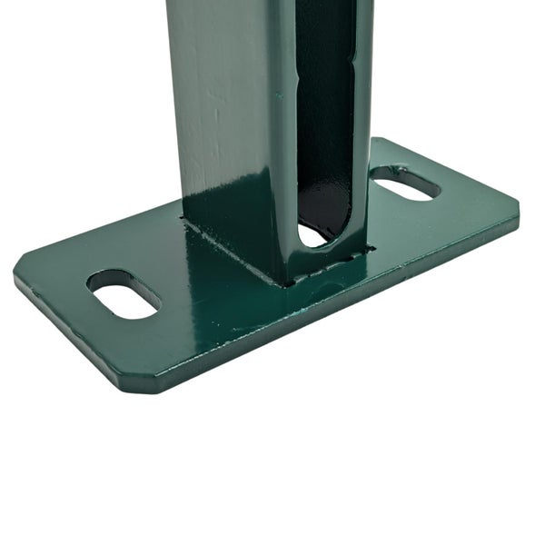 Detailansicht einer Regalstütze aus Metall mit Befestigungsplatte und Löchern für Schrauben.