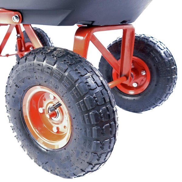 Gartenwagen-Räder mit schwarzen Luftreifen und roten Felgen an einem roten Metallgestell.