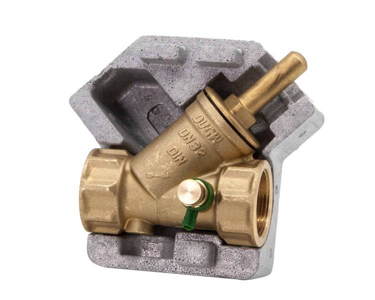 Schrägsitzventil aus Messing DN32 mit DVGW-Zulassung in einer schützenden Styroporverpackung.