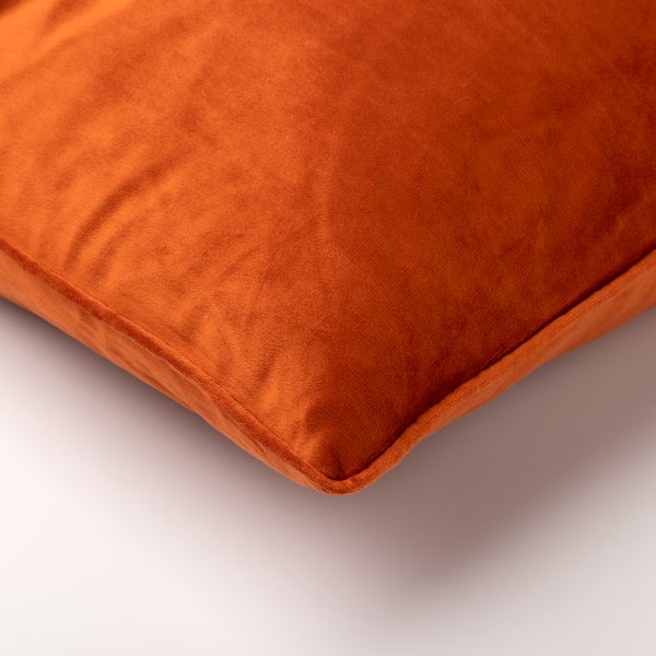 Samtkissen in Orange mit Paspelsaum