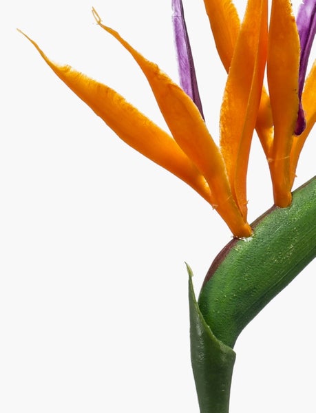 Künstlicher Blütenzweig mit weißen Blüten und grünen Blättern.