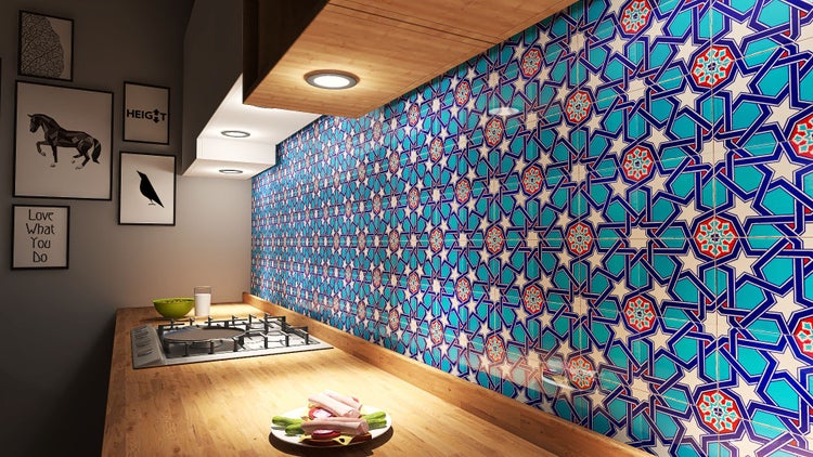 Küchenszene mit blau gemusterten Fliesen an der Wand