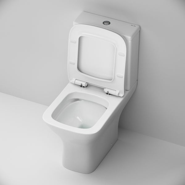 Aufnahme einer Toilette mit offenem Toilettendeckel.