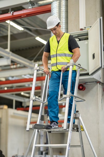 PROREGAL Plattformleiter FlexxStep 4 Sprossen Inkl. Beidseitigem Handlauf Aluminium Rutschsichere Leiterschuhe