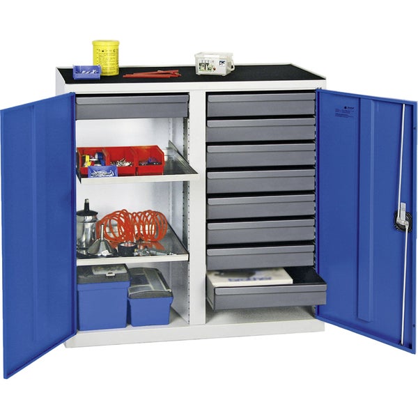 Werkstattschrank aus Metall mit blauen Türen, neun grauen Schubladen und Fachböden mit Werkzeug und Sortierkästen im Inneren.