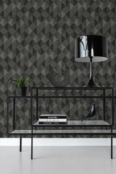 Dekorative Wand mit geometrischer Tapete und Konsole