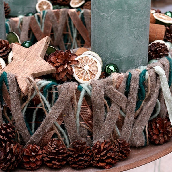 Dekoratives Textilband mit Herbstlaub-Motiv.