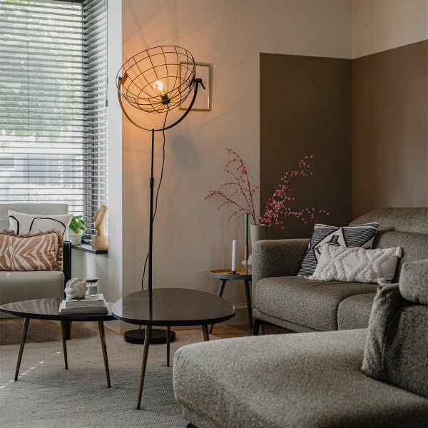 Wohnzimmer mit Couch, Couchtischen und Stehlampe im modernen Stil