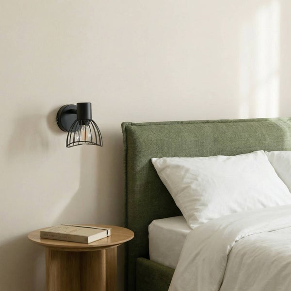 Schlafzimmer mit Wandleuchte, Bett und Nachttisch