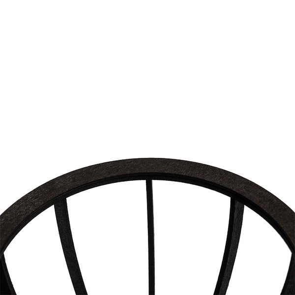 Detailansicht eines dunklen Pflanzgefäßes in Korbform