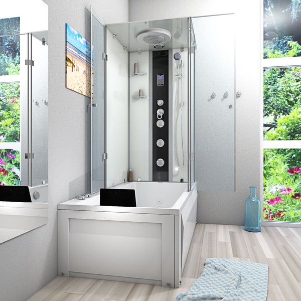 Moderne weiße Duschbadewanne mit Glasabtrennung, Regendusche, Massagedüsen und Handbrause in einem hellen Badezimmer mit Boden in Holzoptik.