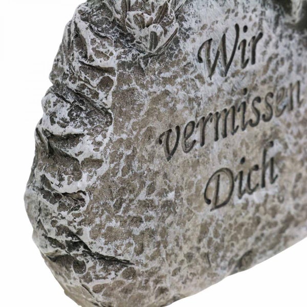 Gedenkstein mit der Aufschrift Wir vermissen Dich