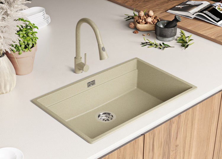 Spüle aus Verbundmaterial mit Wasserhahn in einer Küchenumgebung.