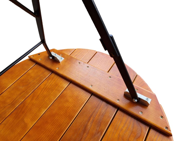 Unterseite eines runden Holztisches mit Lattenstruktur, verschraubtem Metallgestell und Halterungen.