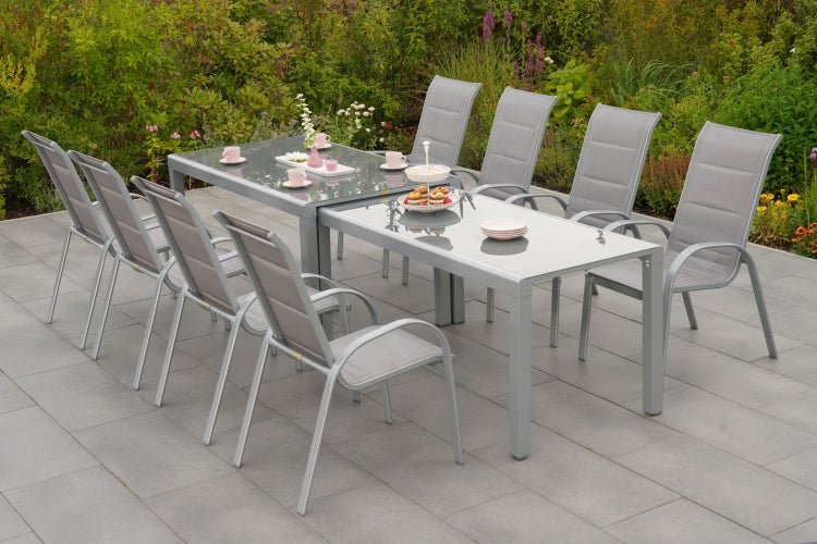 Gartensitzgruppe mit Esstisch ausziehbar und acht Stühlen auf einer Terrasse