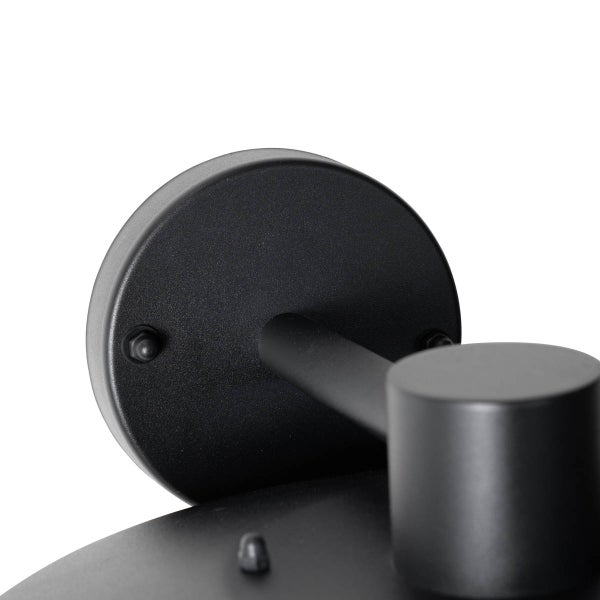 Detailansicht einer runden Wandhalterung in Mattschwarz für eine Außenleuchte mit Verbindungsarm.