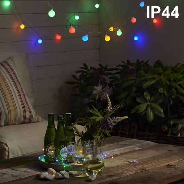 Szene mit Lichterkette, Getränken und Pflanzen auf einer Terrasse, Schutzart IP44