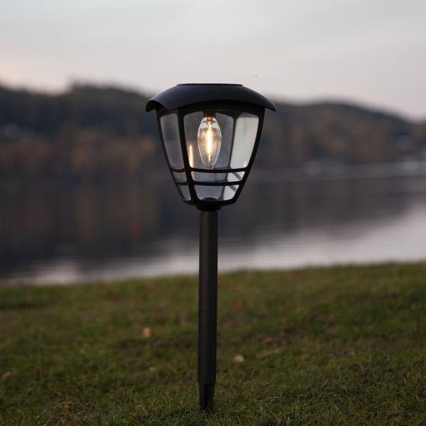 Schwarze Gartenleuchte mit Glühbirne im Aussenbereich