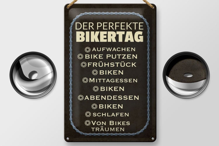 Details eines Schranks: Federspannscharniere, Stangenriegel und Zylinderschloss