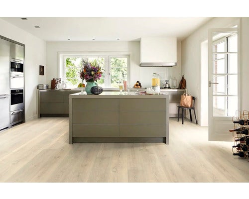 Aufbau des NatureSense Aqua Bodens mit widerstandsfähiger Oberfläche, Dekorbild, HDF Trägerplatte, Gegenzug und wasserdichtem Verbindungssystem Aqua CLIC it!