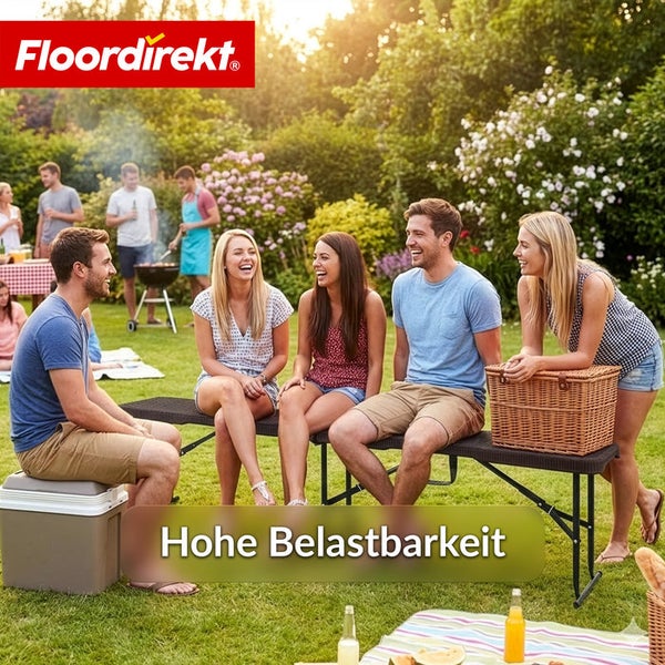 Eine Gruppe von Freunden sitzt auf einer Gartenbank und genießt ein Picknick im Freien. Floor direkt Logo.