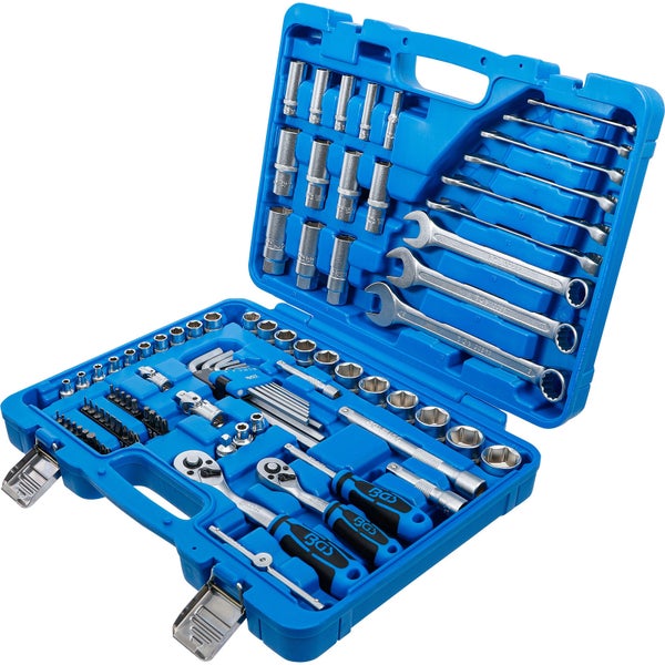 Grillrost aus Metall mit Holzscheiten