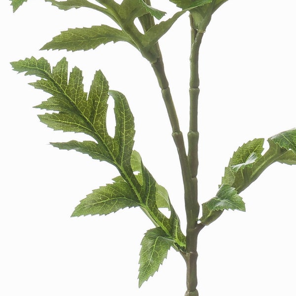 Künstlicher Pflanzenzweig mit gezackten grünen Blättern.