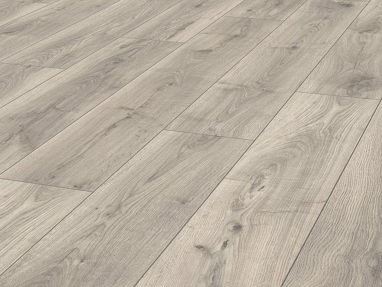 Laminatboden mit natürlicher Eichenoptik in Dielenformat mit sichtbarer Holzmaserung und Astlöchern