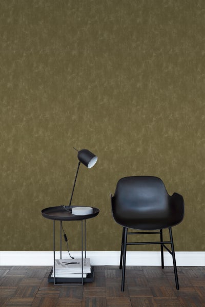 Szene mit Muster-Tapete, Tisch, Lampe und Stuhl